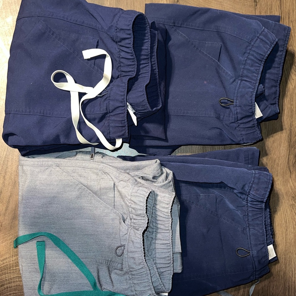 Lot—Men’s FIGS scrub bottoms